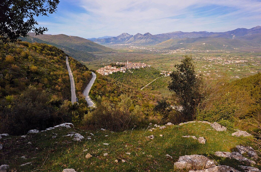 l’Aria Vecchia, dalla quale si gode una prima incantevole vista su Monteroduni e sull’intera piana.